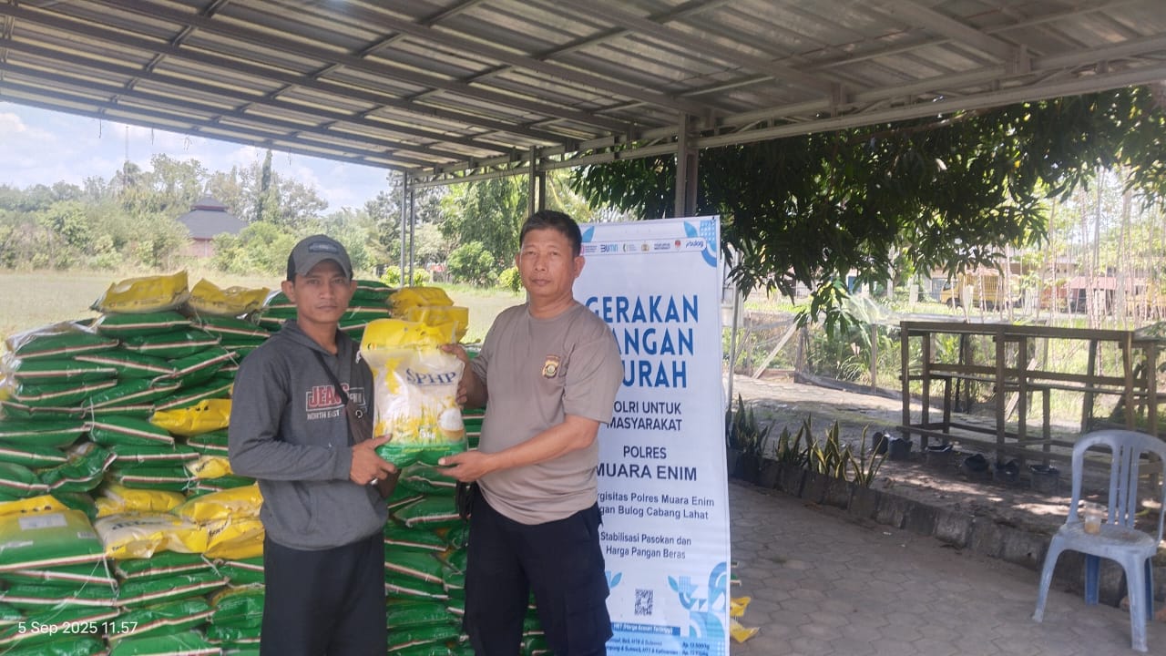 Polsek Gelumbang Salurkan 8 Ton Beras Murah untuk Warga