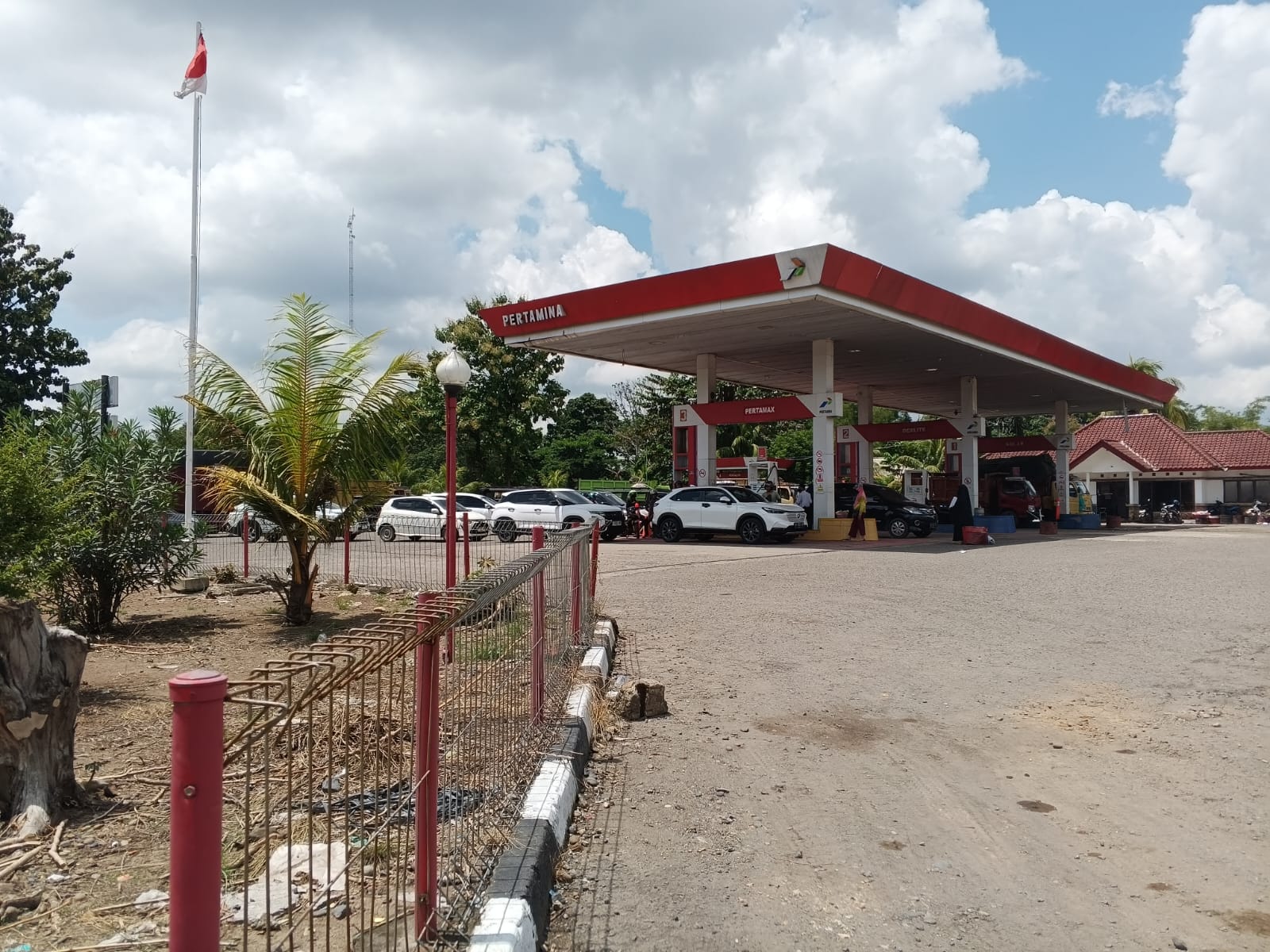 Antrean Kendaraan Beli BBM di SPBU Muara Enim Kembali Normal