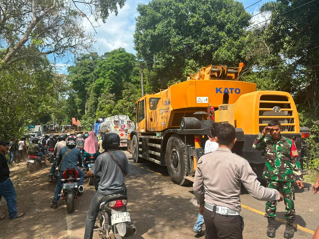 Truk Tangki BBM Terguling di Muara Enim, Timbulkan Kemacetan Panjang
