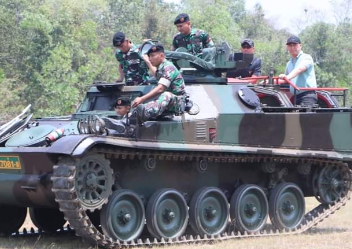 Pj Bupati Muara Enim Jajal Tank Amphibi dan Senpi Militer di Yonkav 5/DPC Karang Enda