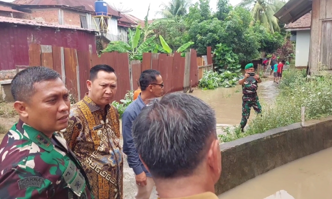 Tinjau Banjir di Kelurahan Tanjung Enim, Pj Bupati Muara Enim Pastikan Tidak Ada TPS Terendam