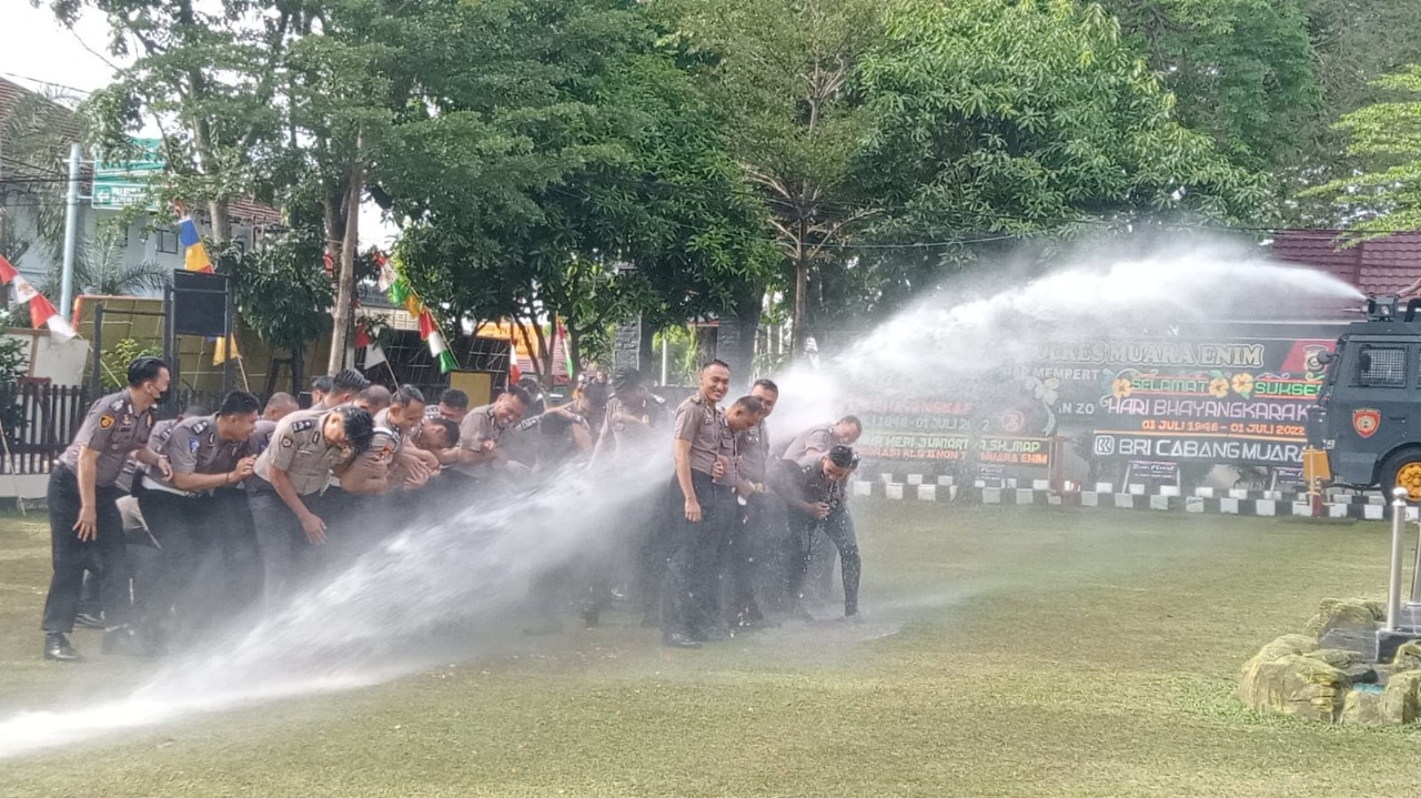 Naik Pangkat, 51 Anggota Polres Muara Enim Disemprot Water Cannon
