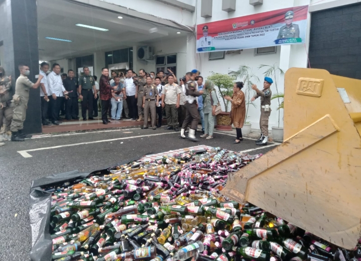 3.600 Botol Miras Dimusnahkan Forkopimda Muara Enim Sumsel, Ini Rinciannya