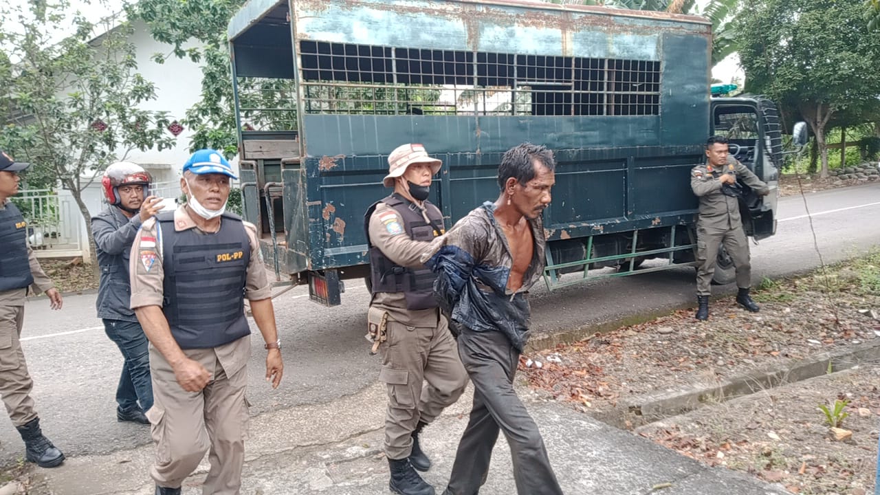 Satpol PP Muara Enim Amankan ODGJ yang Lukai Warga Pakai Sajam