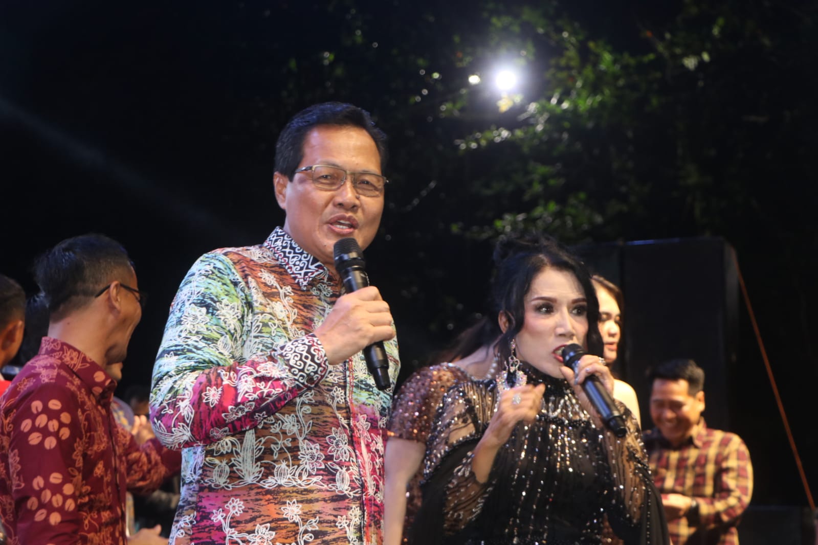 Penyanyi Dangdut Legendaris Rita Sugiarto 'Goyang' Ribuan Masyarakat Muara Enim