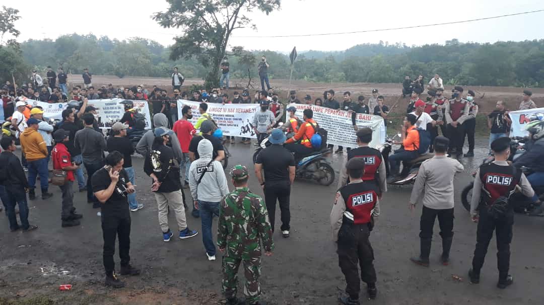 Ratusan Warga Desa Lingga Demo PTBA, Kecewa Soal Rekrutmen Tenaga Kerja