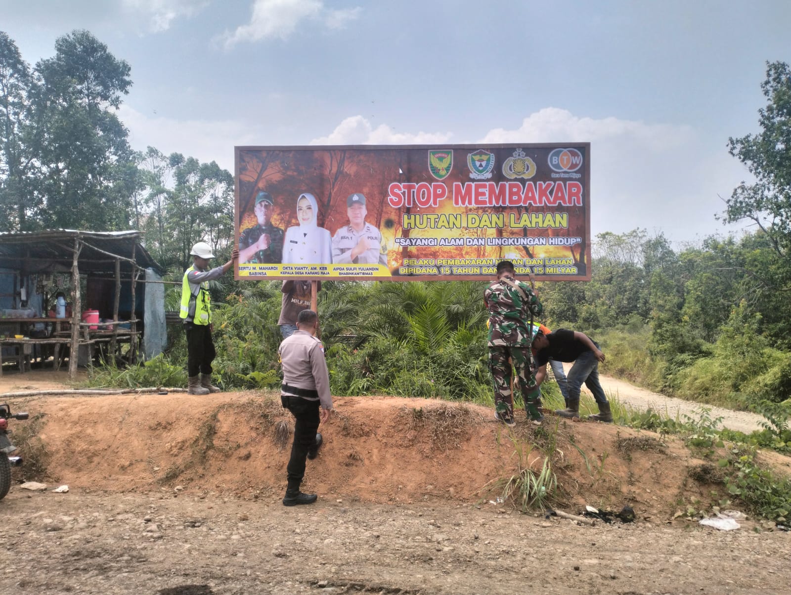 Polres Muara Enim, Polsek dan TNI Terus Gencar Sosialisasikan Bahaya Karhutla