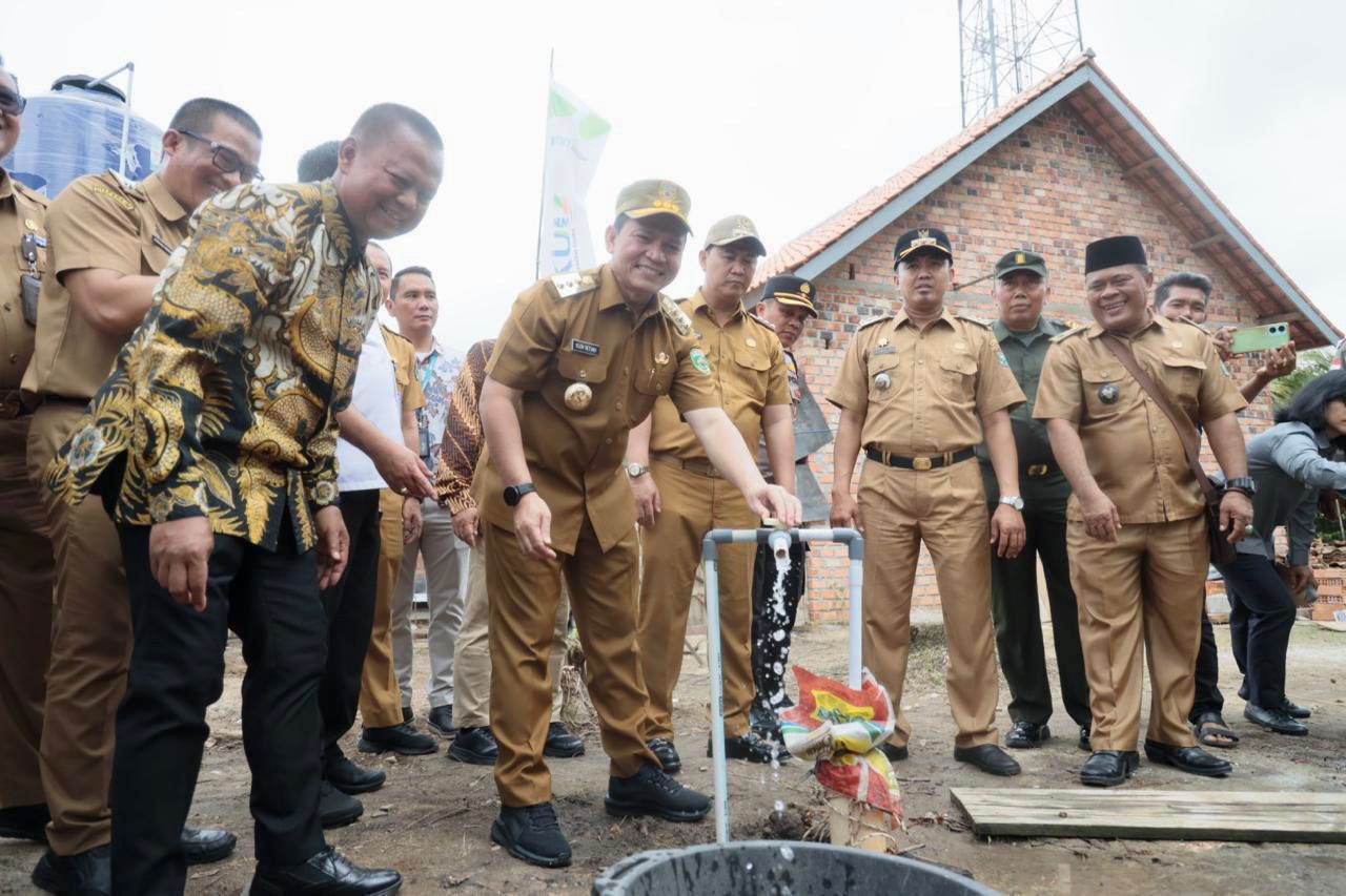 Pj Gubernur Sumsel Resmikan Kampung Madani Serat Nanas Desa Bunut Muara Enim