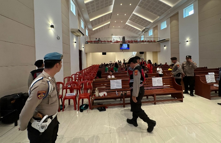 Polres Muara Enim Amankan Perayaan Natal di Gereja Methodist Indonesia Nafiri Sion