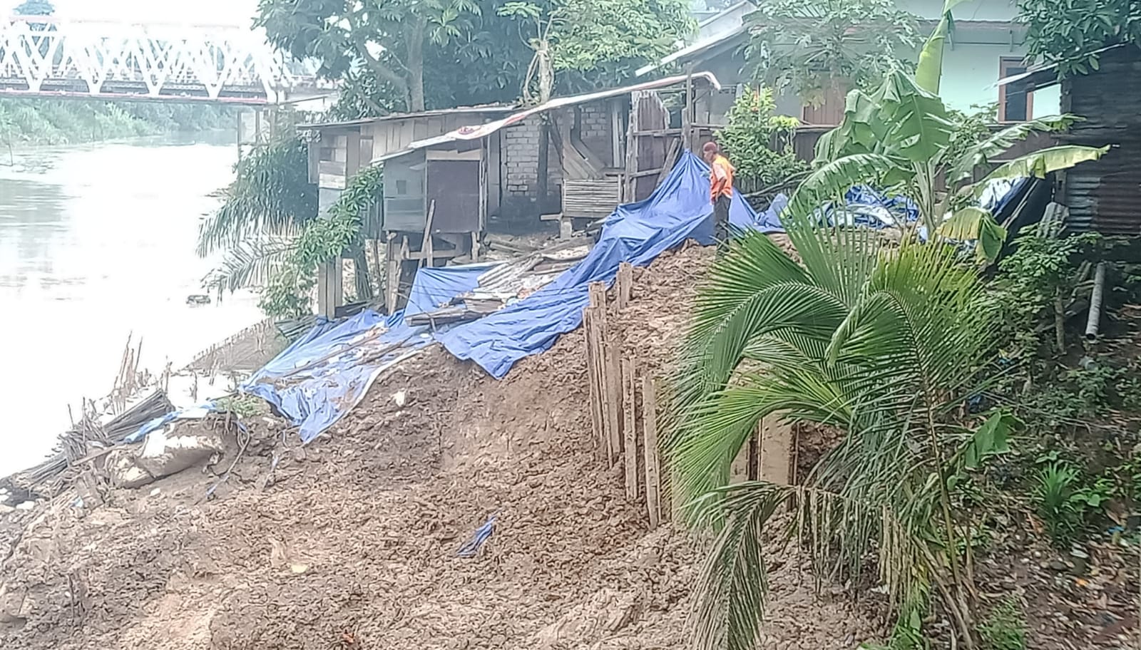 Dampak Proyek Talud Sungai Enim, Longsor Ancam Rumah Warga Kemayoran Muara Enim