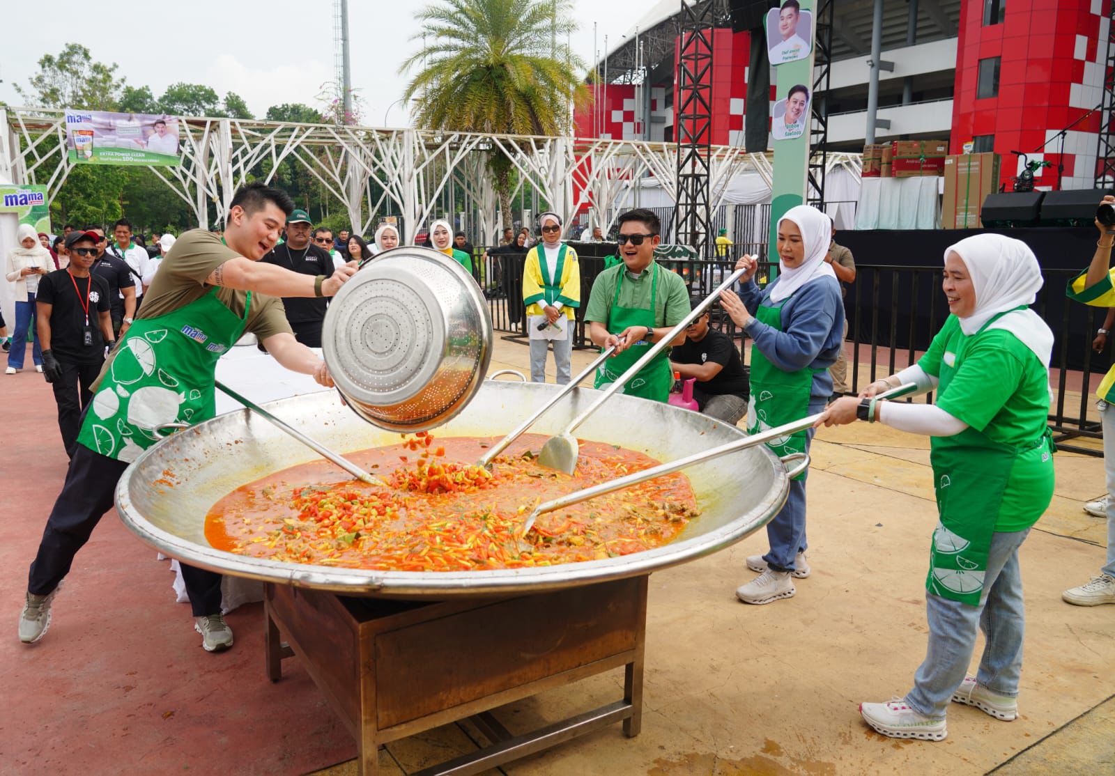 Feby Deru Kolaborasi Bareng Chef Arnold dan Bobon Santoso: Masak Pindang Tulang 1.000 Porsi