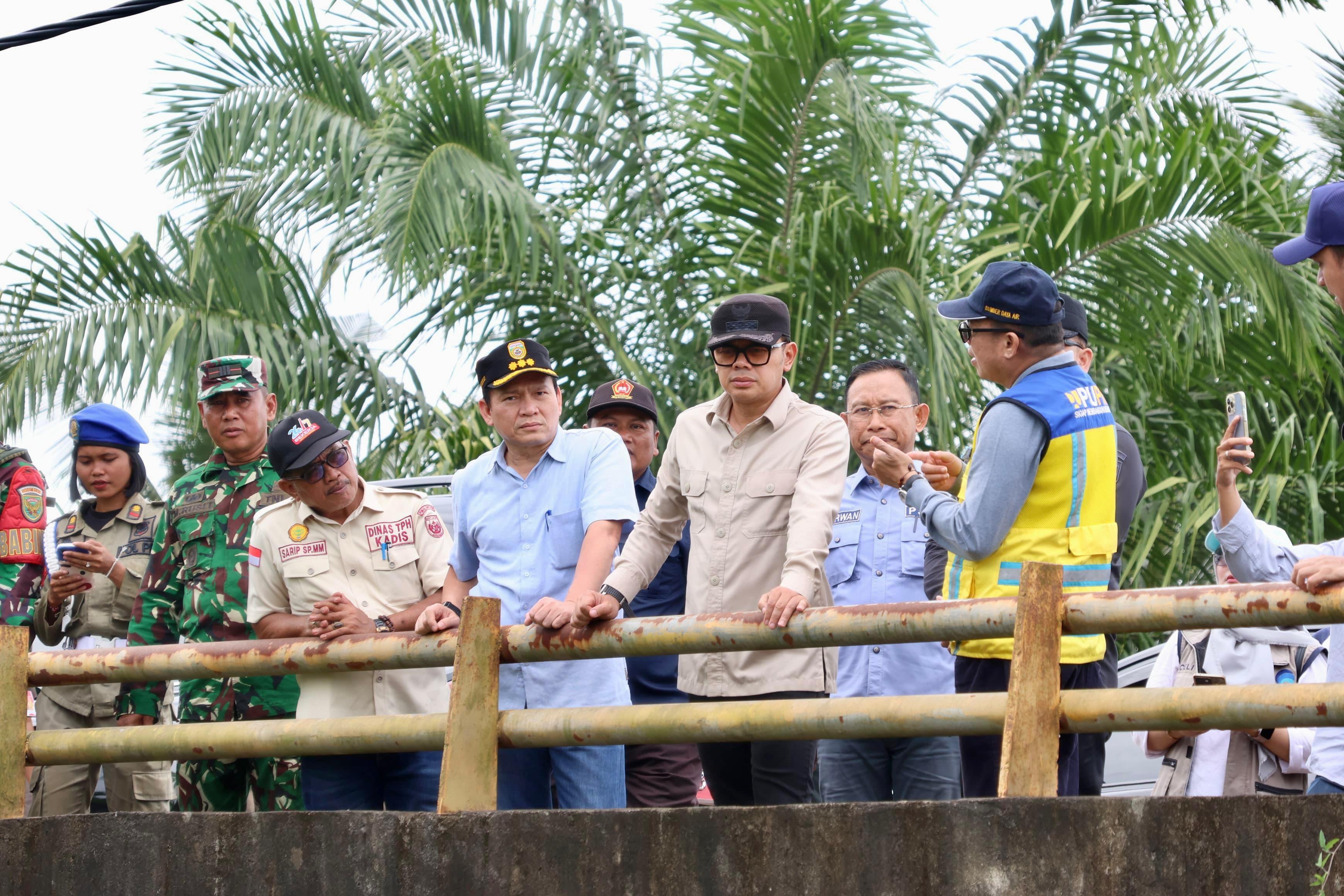 Pj Gubernur Dampingi Wamendagri Tinjau Saluran Irigasi Pertanian di Kawasan Tanjung Lago Banyuasin