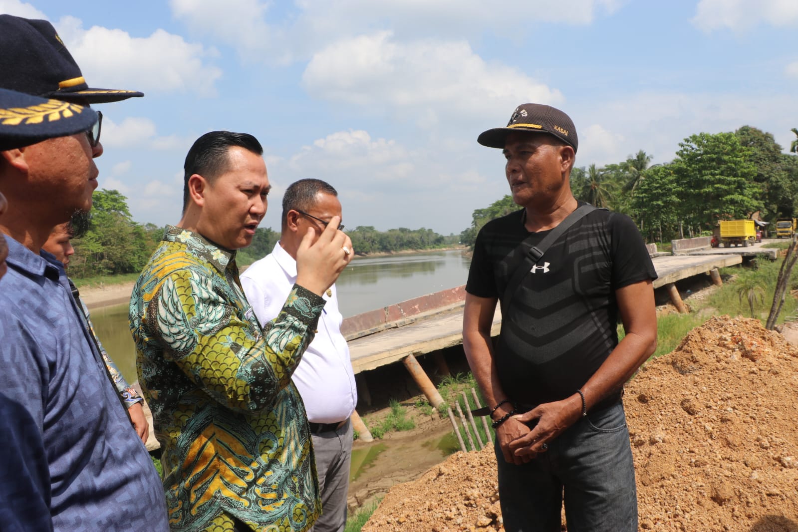 Pj Bupati Muara Enim Tinjau Jalan Longsor di Desa Kasai Sungai Rotan