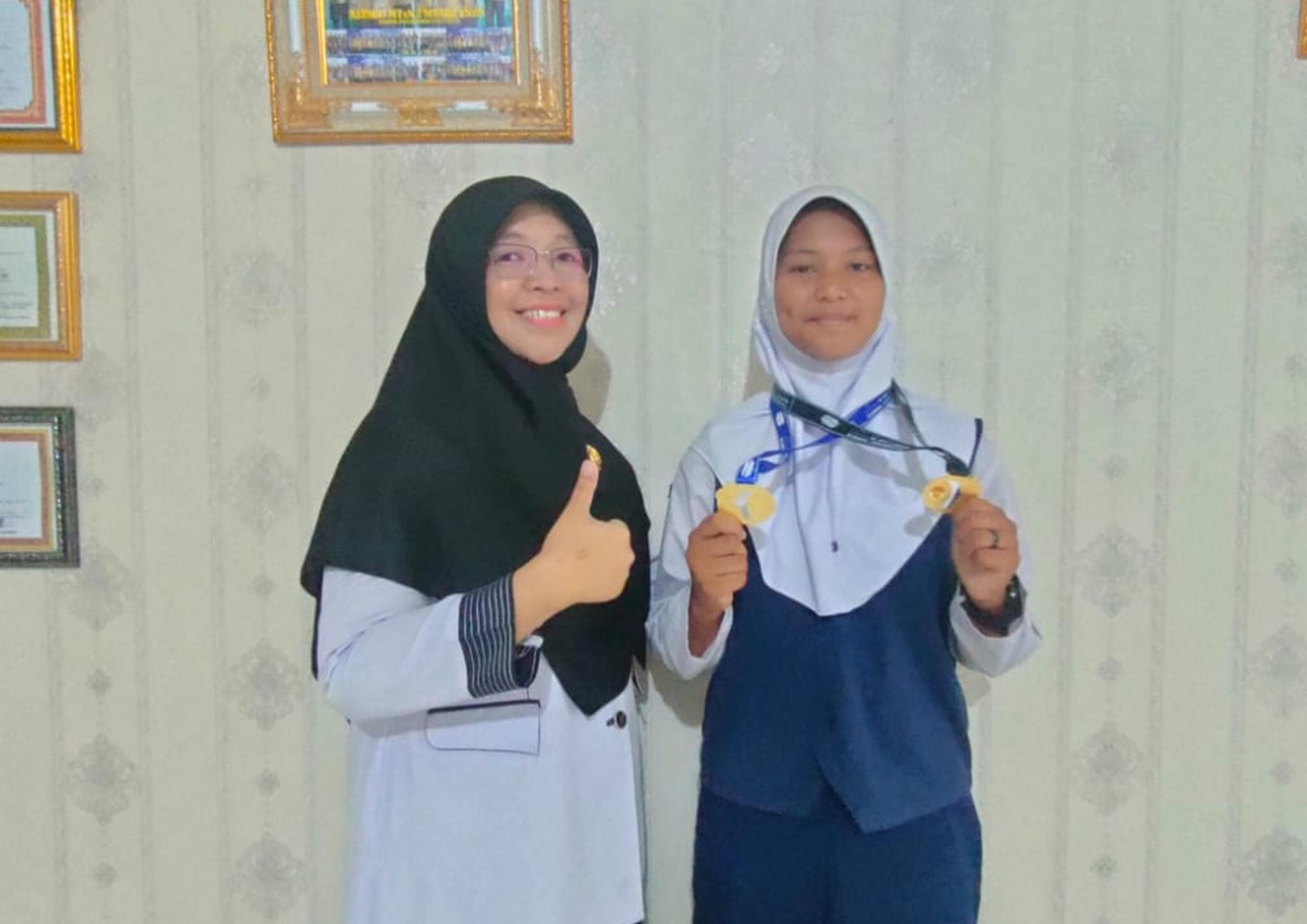 Hebat! Siswi MTs Negeri 2 Muara Enim Raih Double Winner Karate Kelas 45 Kg