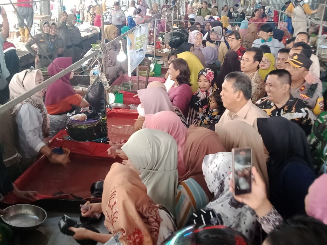 Pemkab Muara Enim Gelar Operasi Pasar Ikan Murah, Warga Muara Enim Serbu Pedagang Ikan