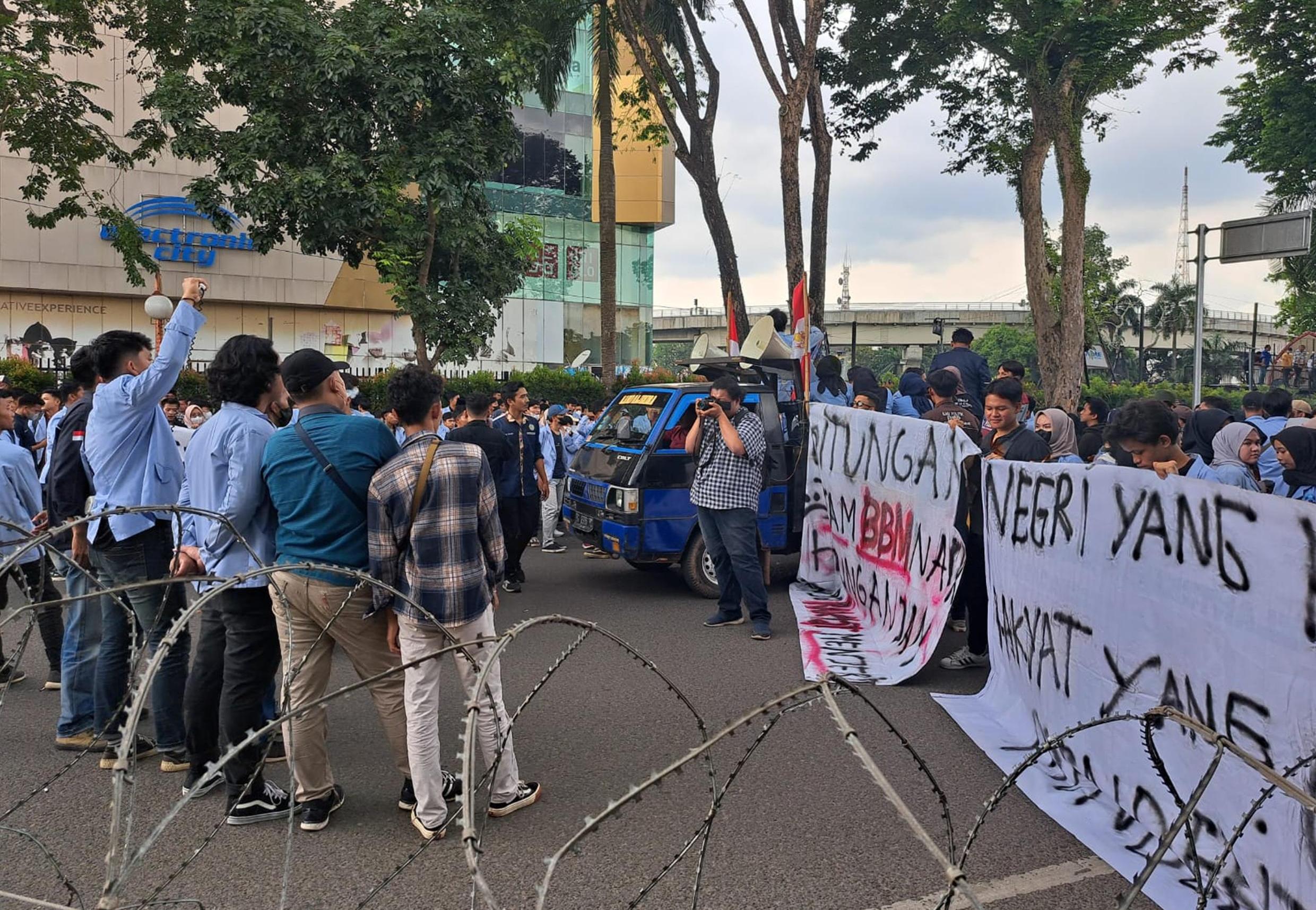 Tolak Kenaikan Harga BBM, Mahasiswa UIN Raden Fatah Palembang Gelar Aksi Damai di Depan DPRD Sumsel