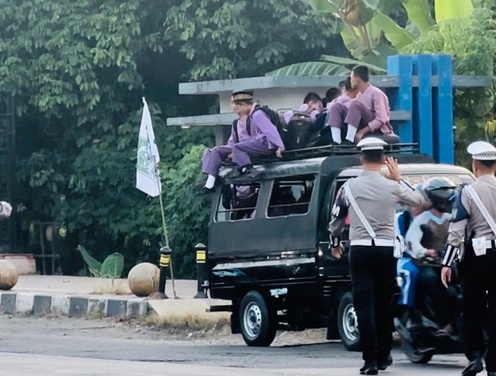 Satlantas Polres Muara Enim Tindak Tegas Sopir Angkutan Desa yang Bawa Pelajar di Atas Atap Mobil