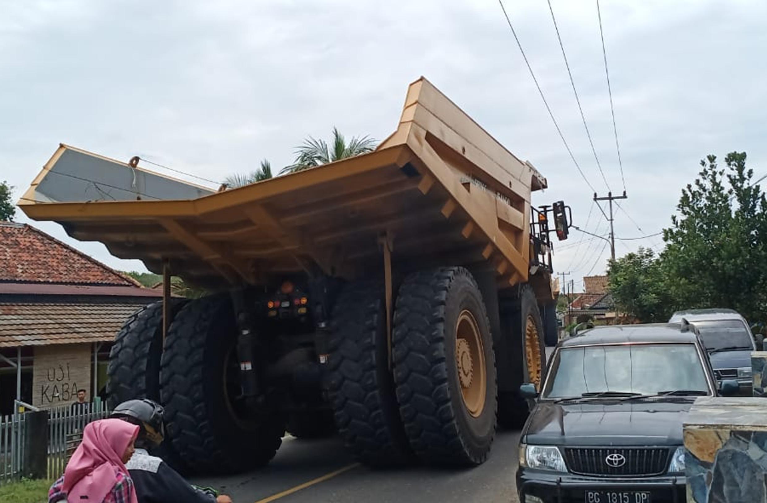 Melintas di Siang Hari, Truk Tambang Diduga Milik PTBA Timbulkan Kemacetan