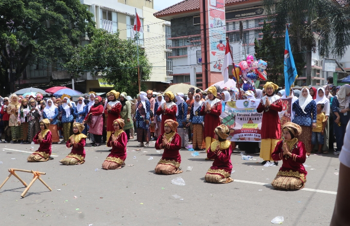 HUT Muara Enim, Ribuan Warga Saksikan Festival Tradisi Ngarak Pengantin