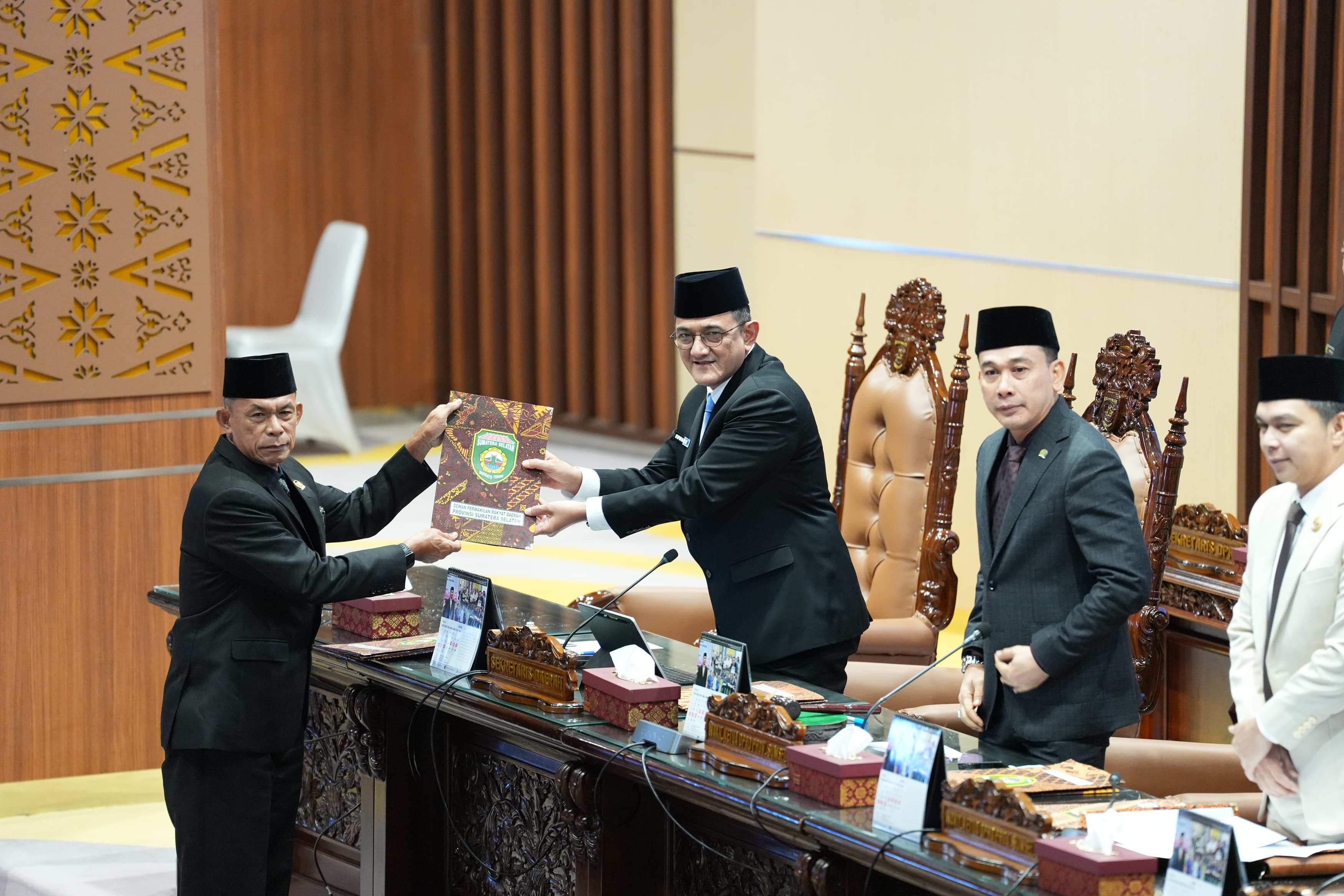Sekda Sumsel Hadiri Paripurna DPRD, Simak Pandangan Umum 8 Fraksi Terkait Raperda Sumsel Energi Gemilang