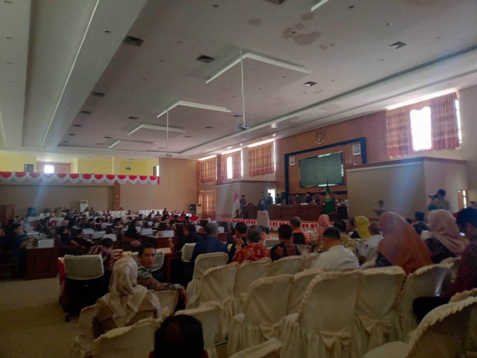 Rapat Paripurna DPRD Muara Enim Penyampaian Pandangan Fraksi Diwarnai Listrik Padam