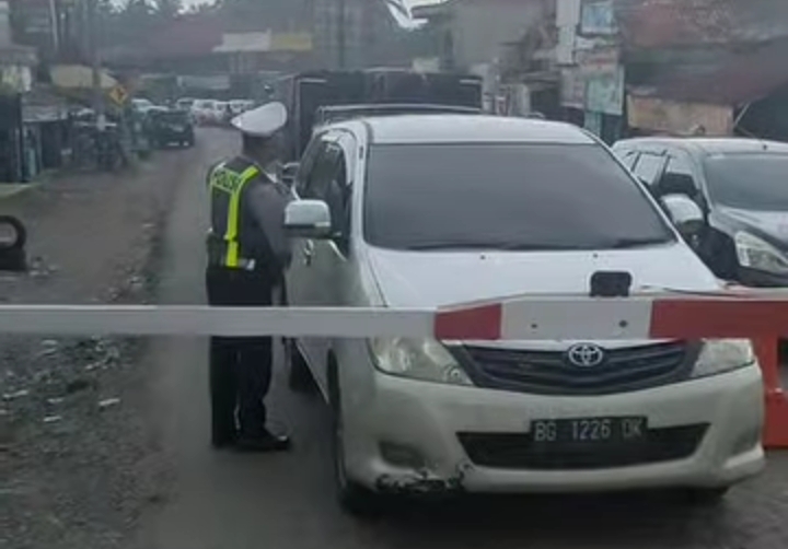 Polisi Tegur Sopir Travel Nekat Terobos Antrean di Pintu Perlintasan Kereta Api Belimbing