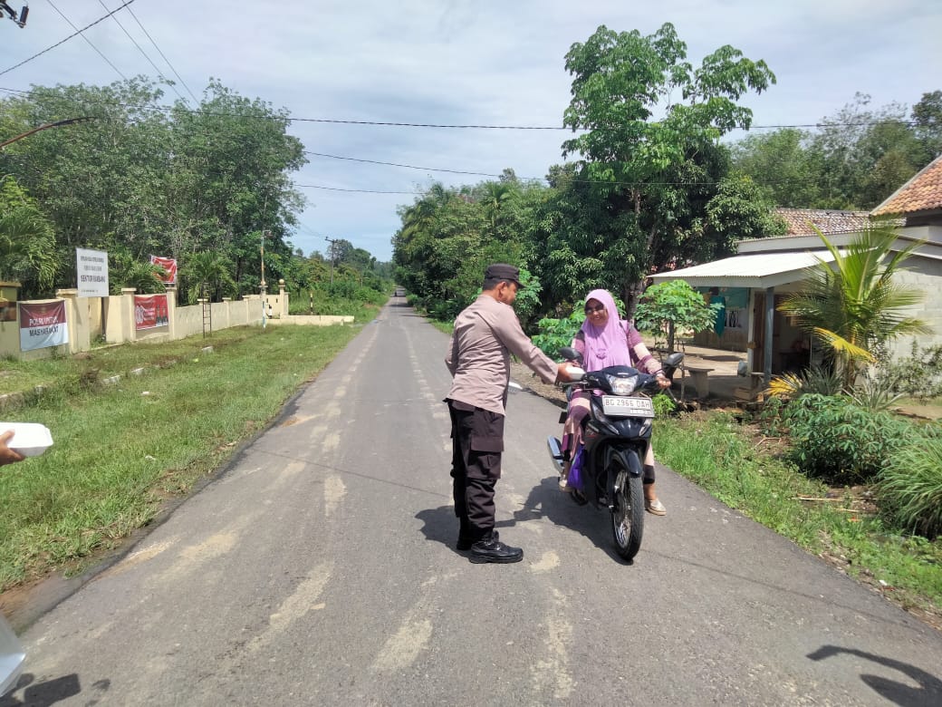 Jumat Berkah, Polsek Rambang Berbagi Nasi Kotak