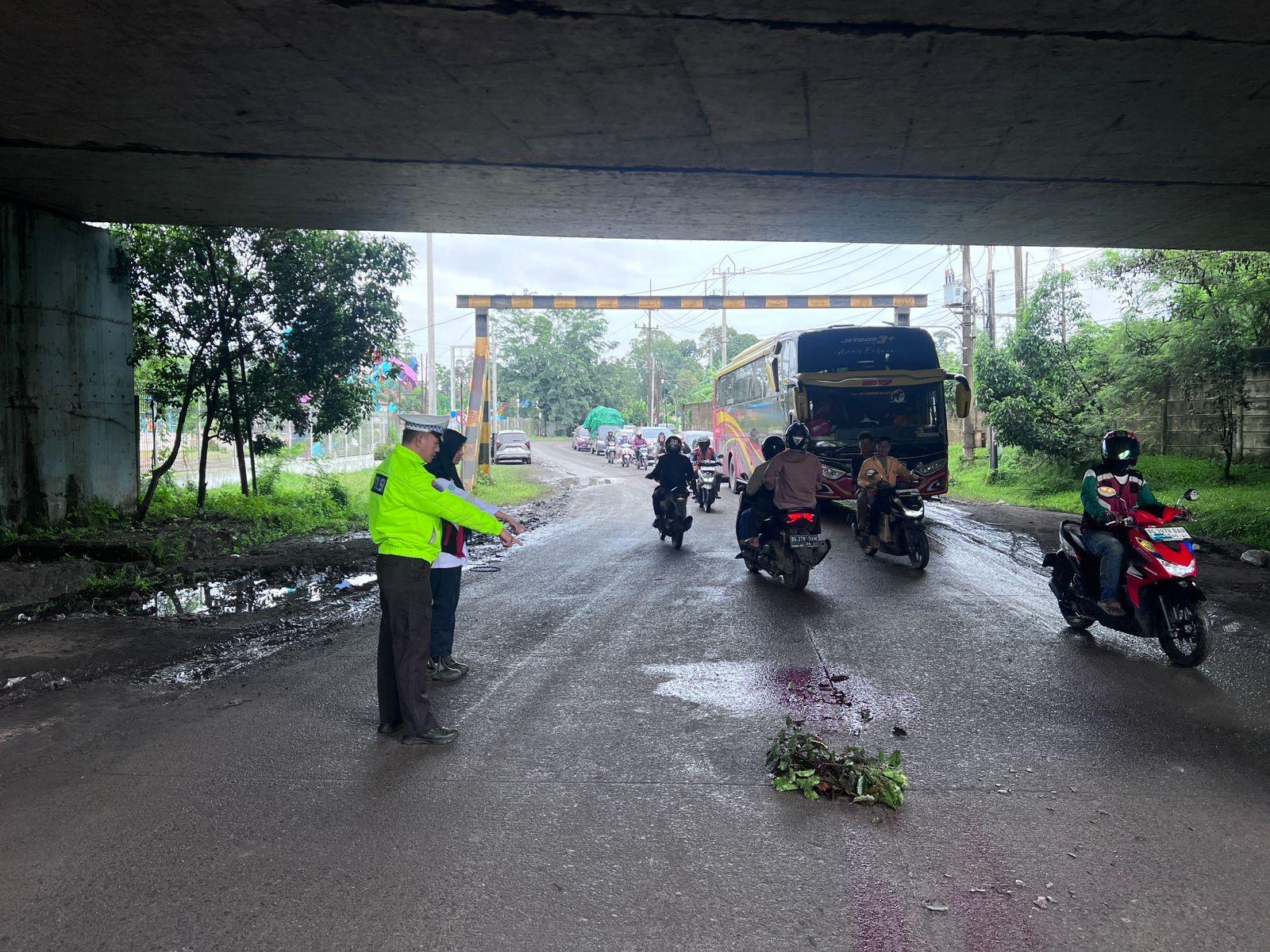 Gagal Nyalip, Pemotor di Muara Enim Tewas Terlindas Mobil Bus