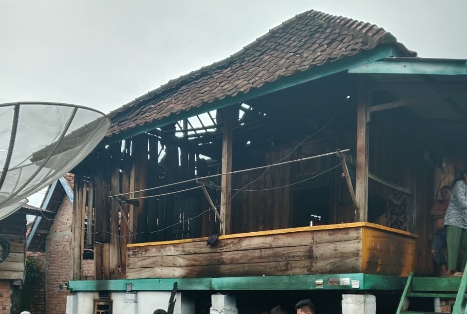 Korsleting Listrik, Rumah Panggung di Muara Enim Terbakar