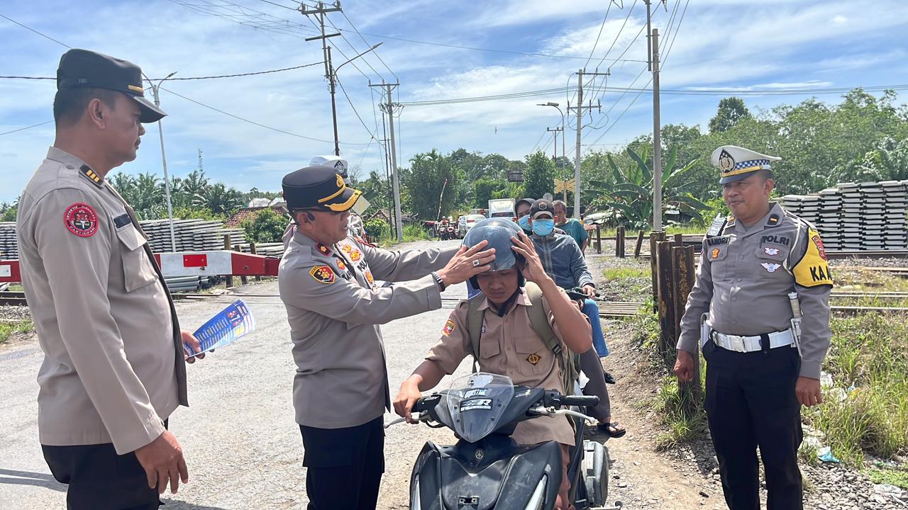 Wakapolres Muara Enim Sapa Pengguna Jalan di Perlintasan Kereta Api