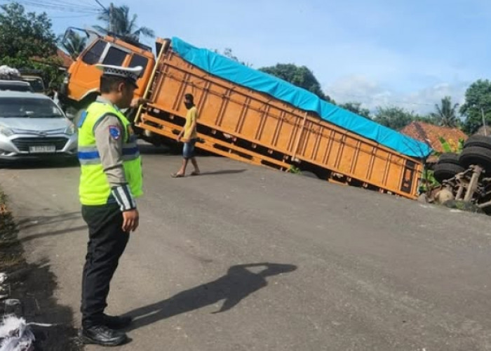 Tidak Kuat Nanjak, Truk Fuso Angkutan Batu Bara Terperosok Hingga Timbulkan Kemacetan Panjang di Muara Enim