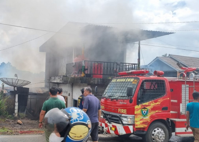 Ditinggal Pergi Kondangan, 2 Rumah di Kota Muara Enim Terbakar, 1 Petugas Damkar Terluka