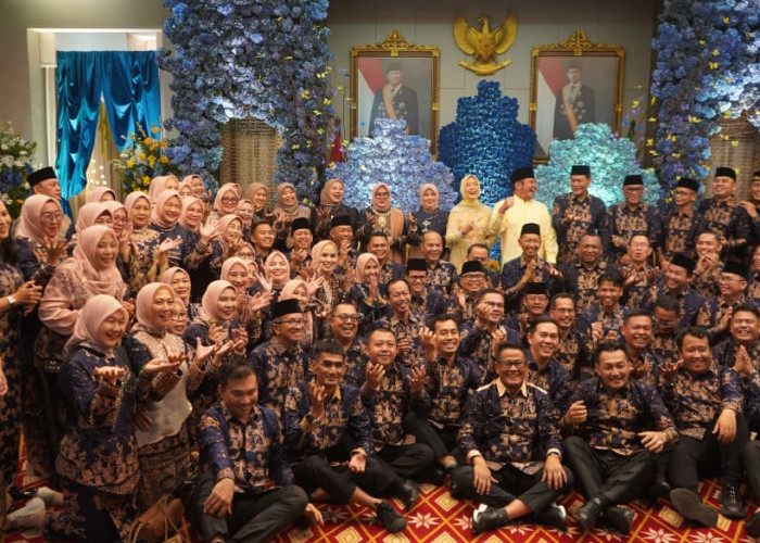 Tampil Selaras dengan Batik Petule, Gubernur Herman Deru Puji Bupati Edison