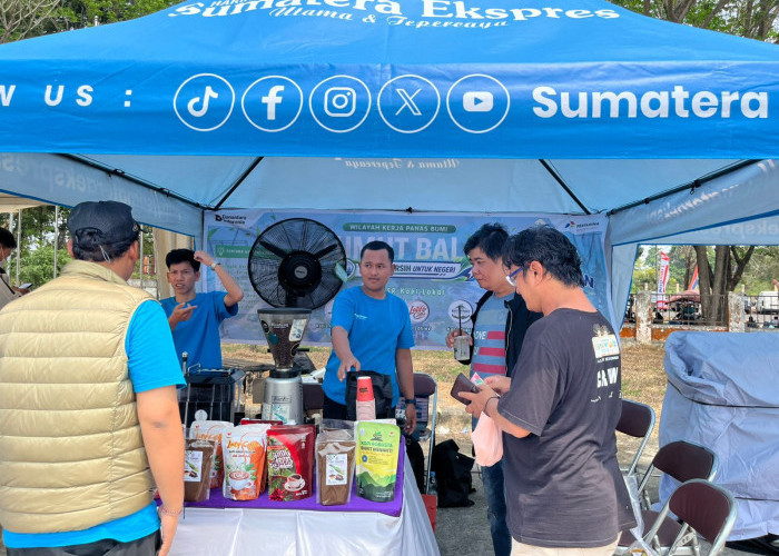 UMKM Binaan PGE Area Lumut Balai Bagikan 500 Cup Kopi Gratis di Festival Panjat Pinang