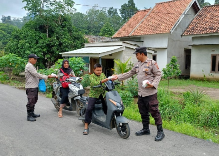 Jumat Berkah, Polsek Rambang Bagikan Makanan Bergizi