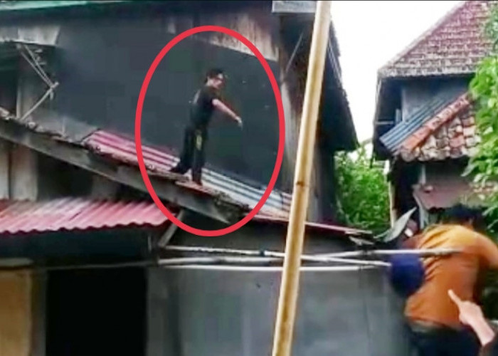 Takut Dimassa, Pencuri Ini Lari ke Atap Rumah Warga, Begini Jadinya