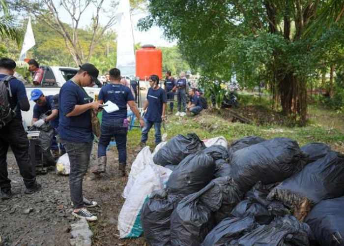 PT Bukit Asam Lakukan Bersih-bersih Sungai Enim