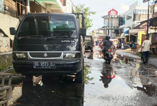 Saluran Tersumbat, Air Pembuangan Genangi Badan Jalan