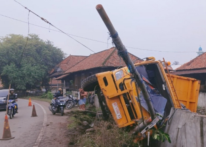 Diduga Sopir Mengantuk, Truk Angkutan Batu Bara Seruduk Pagar Rumah Warga di Muara Enim