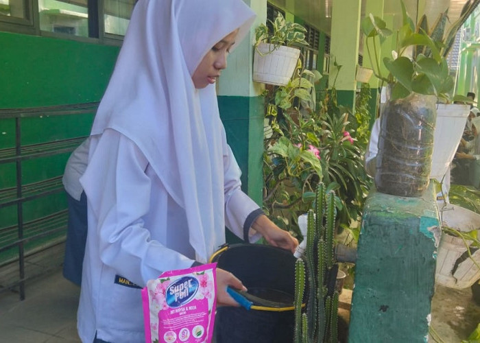 Siswi MAN 1 Muara Enim Sulap Lingkungan Madrasah Jadi Lebih Asri