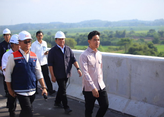 Herman Deru Dampingi Wapres Gibran Tinjau Jembatan Musi V Tol Palembang–Betung