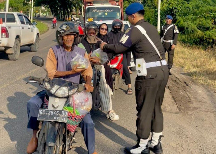 Berbagi Berkah Ramadan, Subdenpom Persiapan Muara Enim Bagikan Takjil