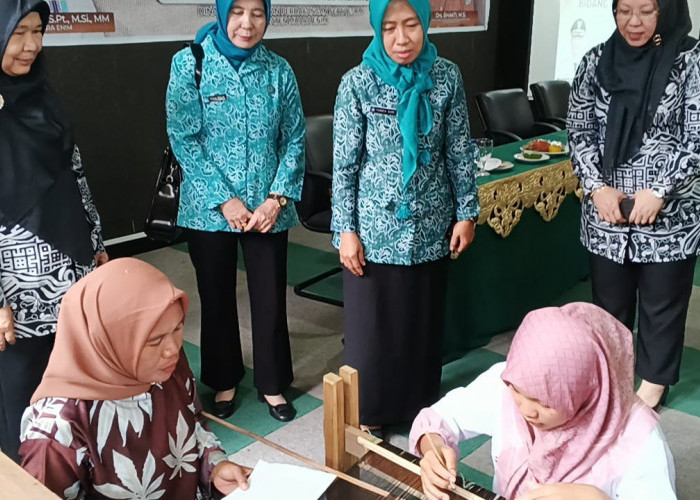 Lestarikan Kerajinan Songket, Pemkab Muara Enim Gelar Pelatihan Mencukit