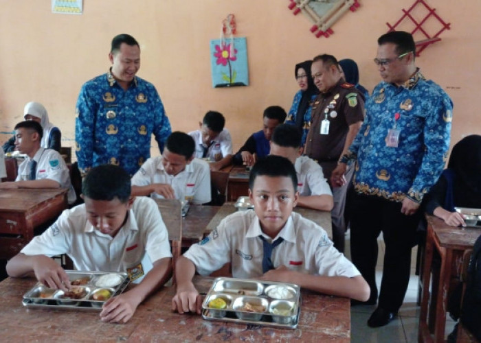 Tinjau Makan Bergizi Gratis Perdana, Pj Bupati Muara Enim Harap Anak-anak Dapat Gizi yang Baik