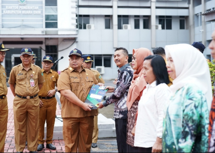 Apel Perdana Awal Tahun, Sekda Muara Enim Serahkan SK Pensiun Pegawai