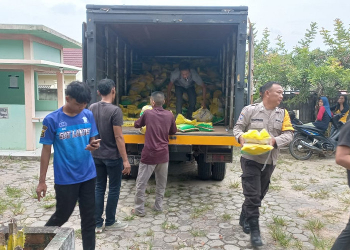 Polsek Rambang Salurkan 4 Ton Beras Murah untuk 800 Warga