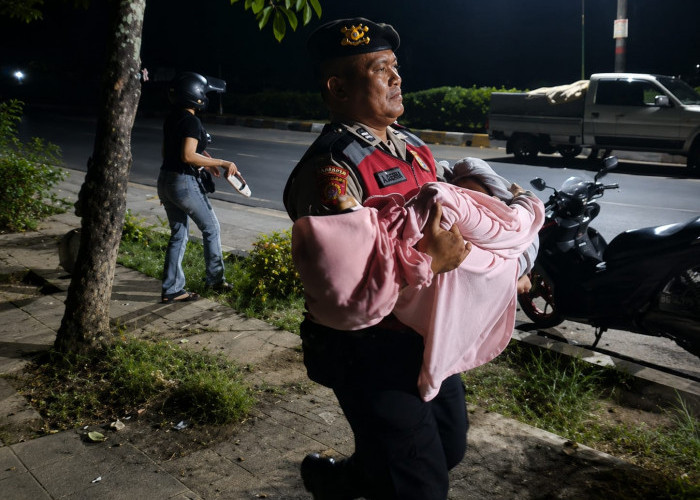 Sigap Saat Patroli, Personel Sat Samapta Polres Muara Enim Evakuasi Pengendara Pingsan