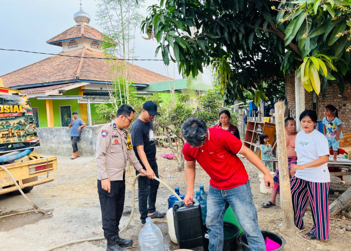 Kemarau Panjang, Polsek Tanjung Agung Salurkan Bantuan Air Bersih untuk Warga