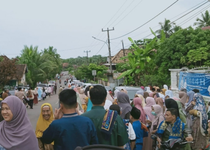 Warga Salat Idul Fitri 1444 H Meluber Hingga Tutup Akses Jalan Umum