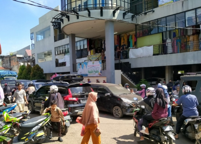 FOTO: Pengunjung Pasar Muara Enim Membludak, Jalan Macet